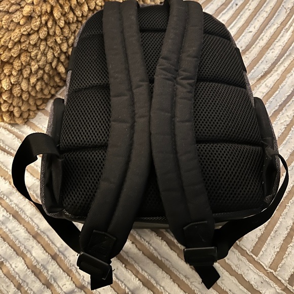 USA Gear Portable Camera Backpack for DSLR with customizable accessory dividers - Picture 3 of 6